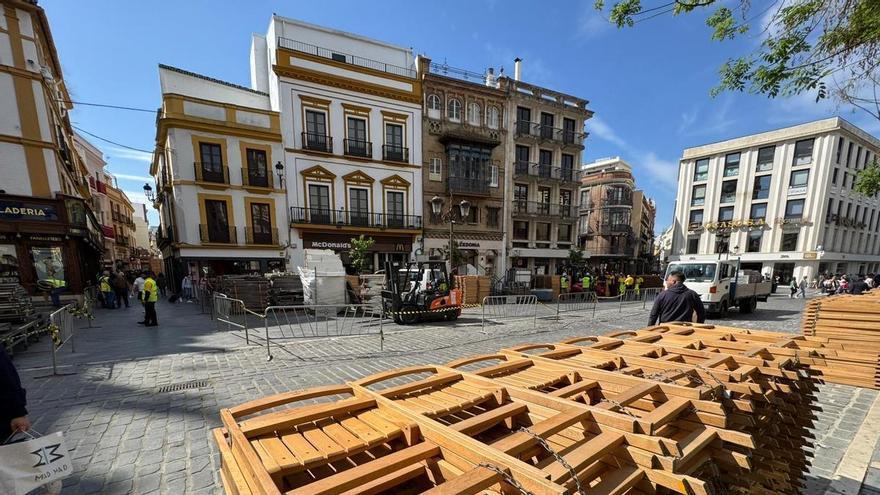 Comienza el montaje de las sillas en Campana para la Semana Santa de Sevilla de 2026