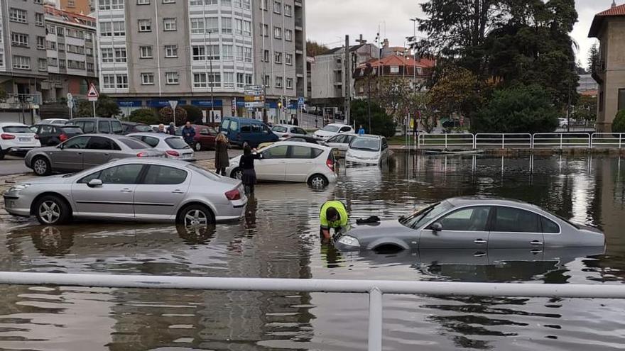 Un coche anegado, esta tarde en As Corbaceiras. // FdV