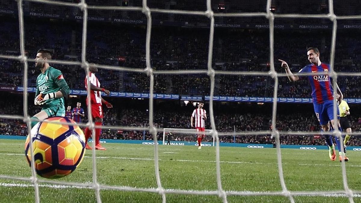 Alcácer se dispone a dar las gracias a Messi tras marcar su gol.