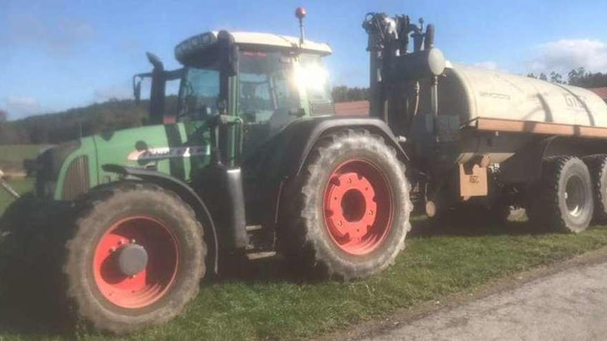 Un tractor con una cisterna para aplicar los purines en el campo.