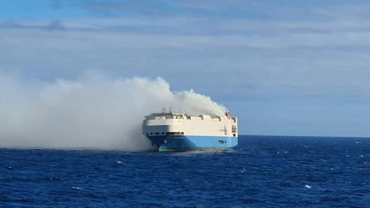 El barco 'Felicity Ace', incendiado en el Atlántico.