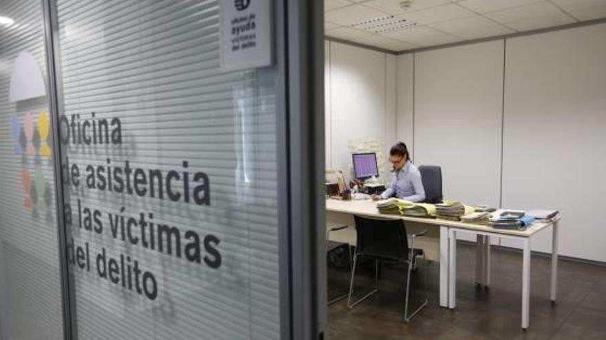 La Oficina de Atención a las Víctimas en la Ciudad de la Justicia presta apoyo para denunciar.