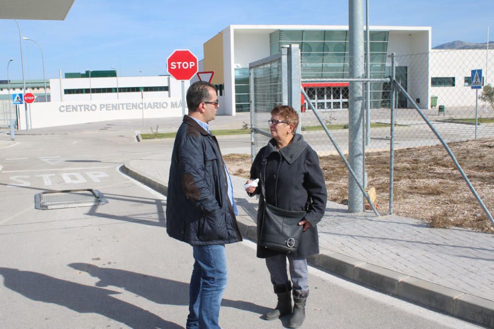 Los familiares de los inmigrantes irregulares internados en el Centro Penitenciario Málaga II, situado en Archidona, se agolpan cada día a las puertas de la prisión