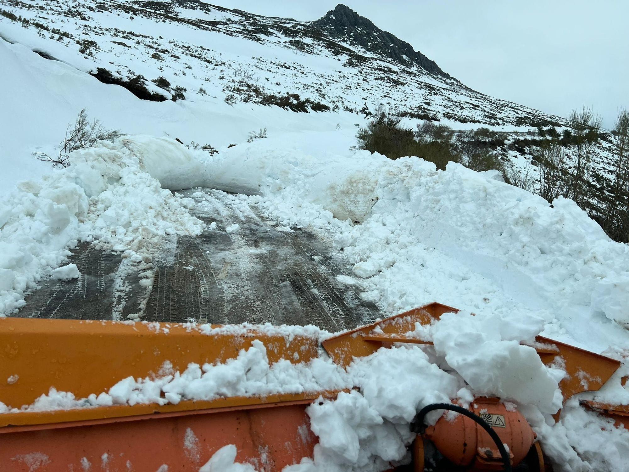 Nieve en la carretera de acceso al Alto de Vizcodillo