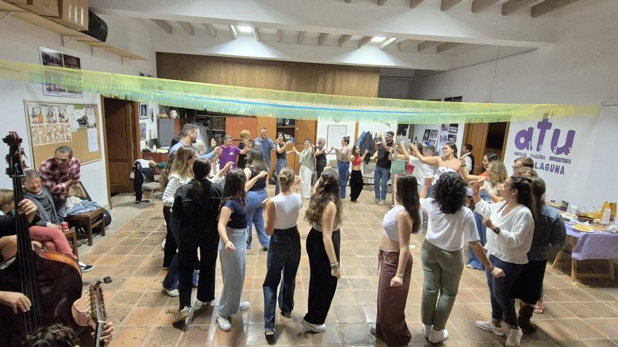 Folclore: Más de treinta ediciones de las clases de iniciación a bailes tradicionales de AFU