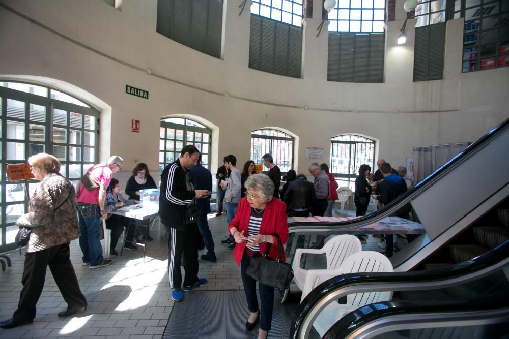 Jornada electoral en el Mercado central de Alicante.