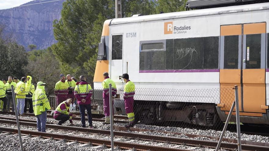 Operaris treballen per tornar el tren descarrilat a Vacarisses a les vies