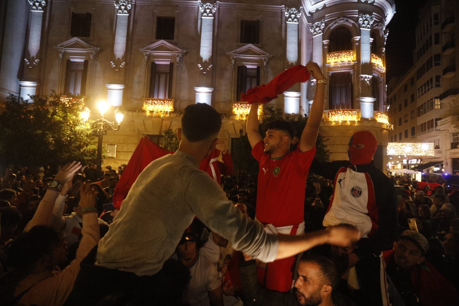 Cientos de marroquís celebran en la plaza del Ayuntamiento de València su pase a semifinales