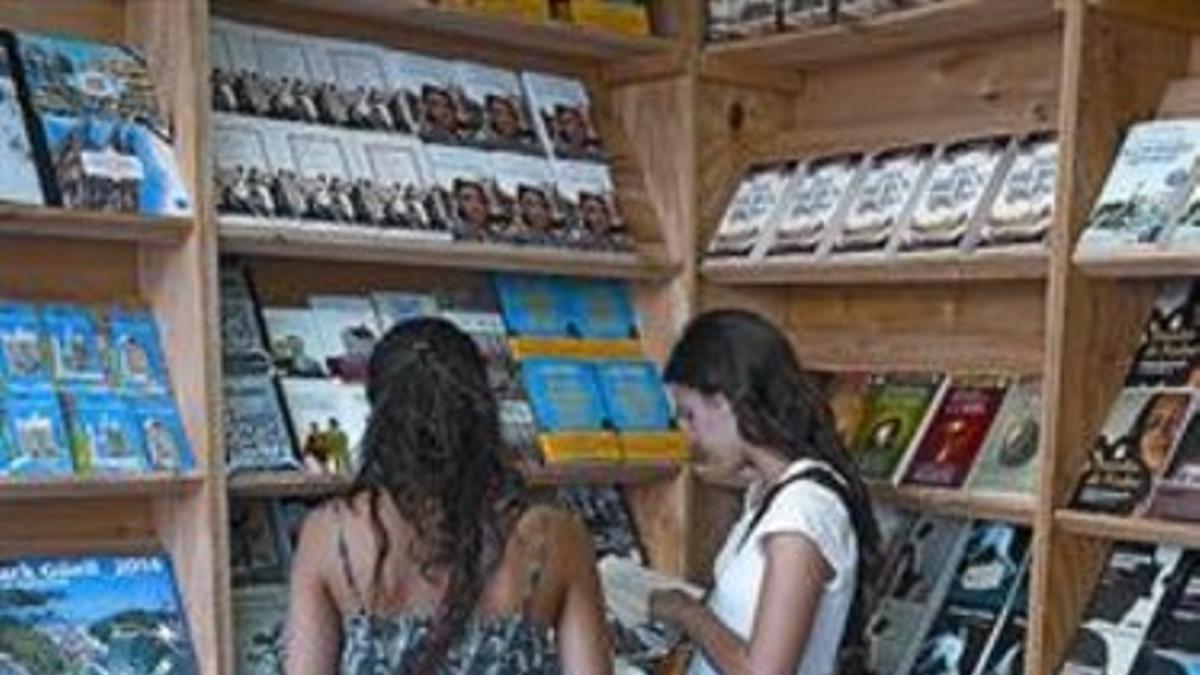 Dos lectoras, en la Setmana del Llibre en Català