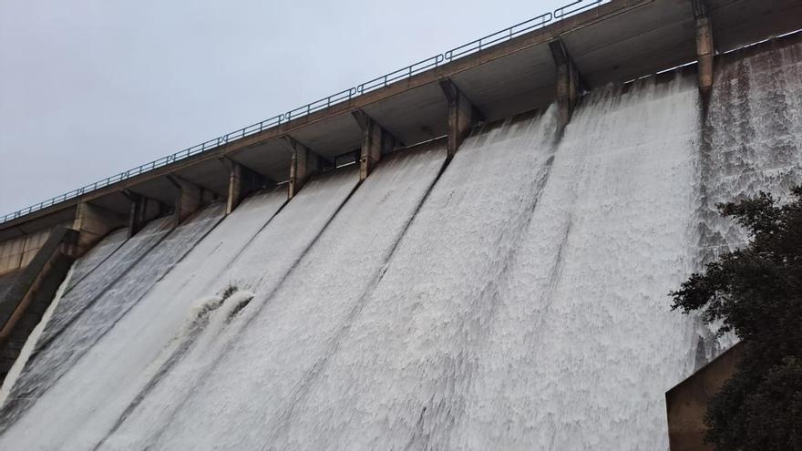 Video | Presa de Torre de Abraham, en Ciudad Real, soltando agua hacia Badajoz
