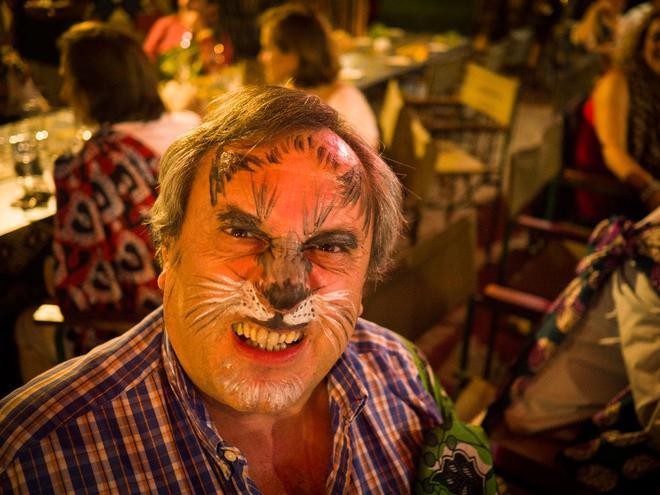 Mariano López caricaturizado como un león durante la cena en la  boma del Victoria Falls Safari Lodge