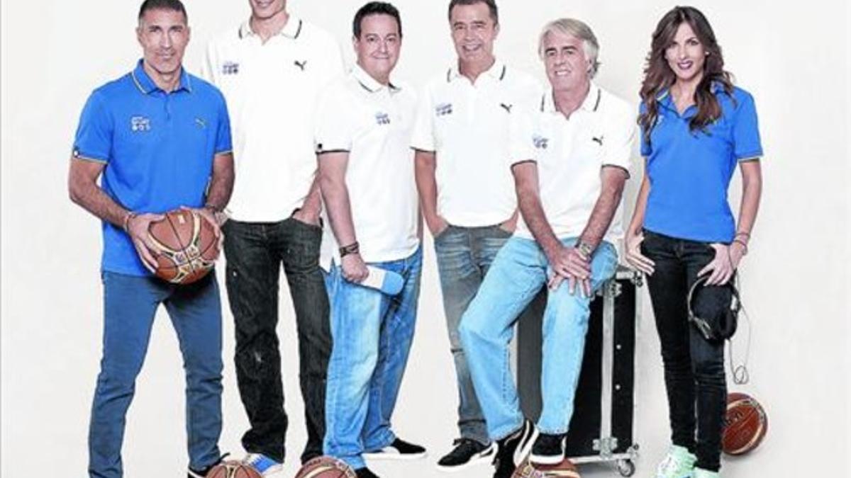 El equipo de comentaristas de Mediaset para el Mundial de baloncesto. De izquierda a derecha, José Miguel Antúnez, Rodrigo de la Fuente, Antonio Daimiel, José Antonio Luque, Siro López y María Victoria Albertos.
