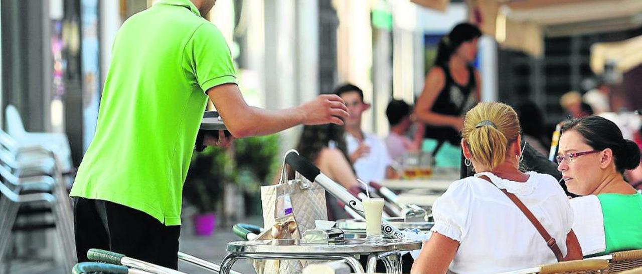 Un camarero sirve una consumición en la terraza de un local de la provincia.