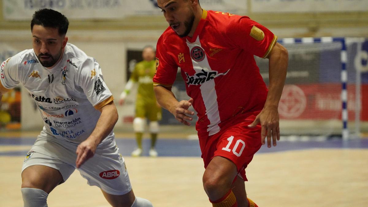 Fran Cortés, en una acción del partido