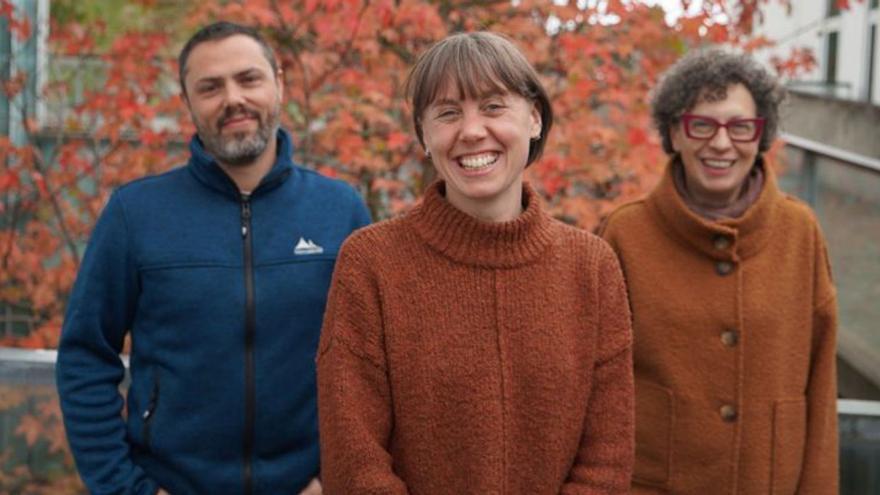 Morris (centro) con los científicos Israel Temprano y Suqui Castro.  | |  L. O.