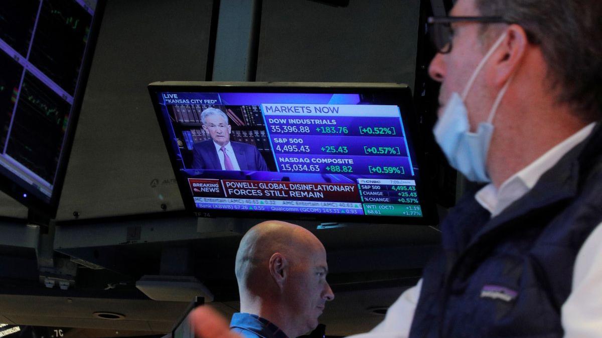 Un operador de Wall Street contempla el discurso del presidente de la Reserva Federal, Jerome Powell.