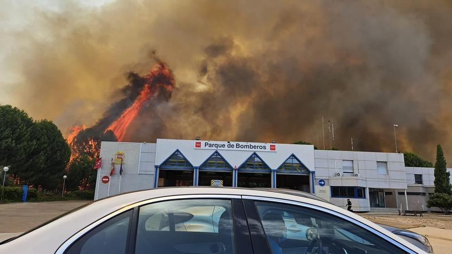 El terrible momento en el que las llamas devoraban el parking de bomberos de San Martín de Valdeiglesias
