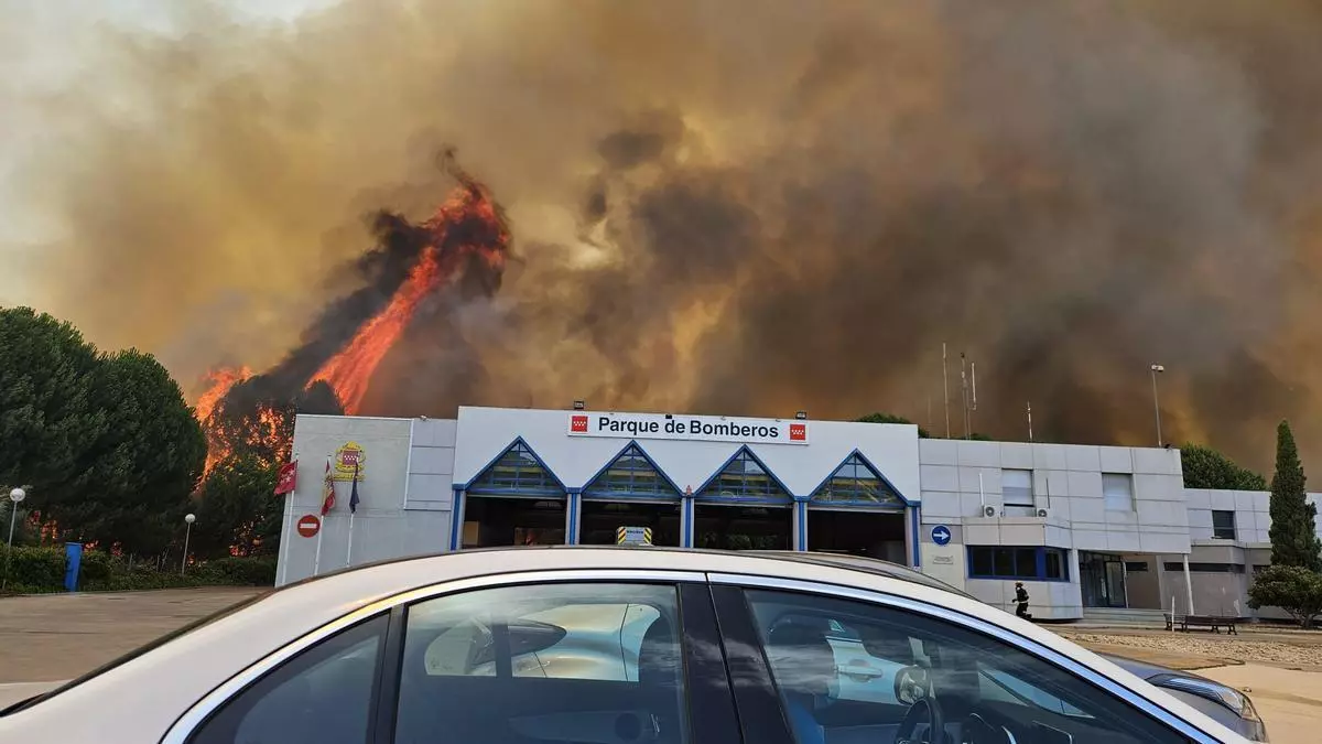 El terrible momento en el que las llamas devoraban el parking de bomberos de San Martín de Valdeiglesias