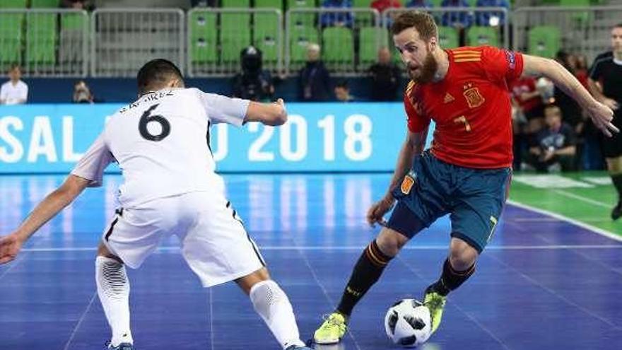 &quot;Pola&quot;, con la pelota, durante un partido con la selección. // FdV