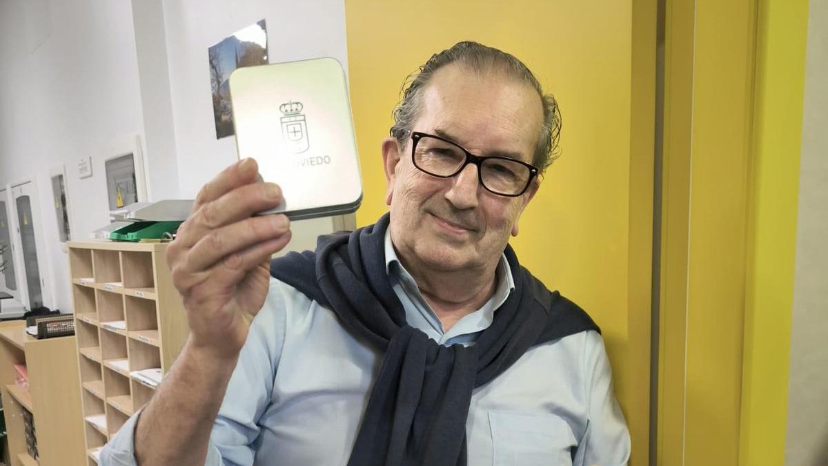 Luis García-Cañedo, conserje del Colegio Carmen Ruiz-Tilve, en el homenaje por su jubilación.