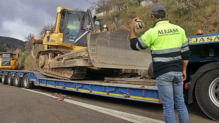 Diverses màquines van arribar ahir a la zona on es desenvolupen les tasques de rescat.