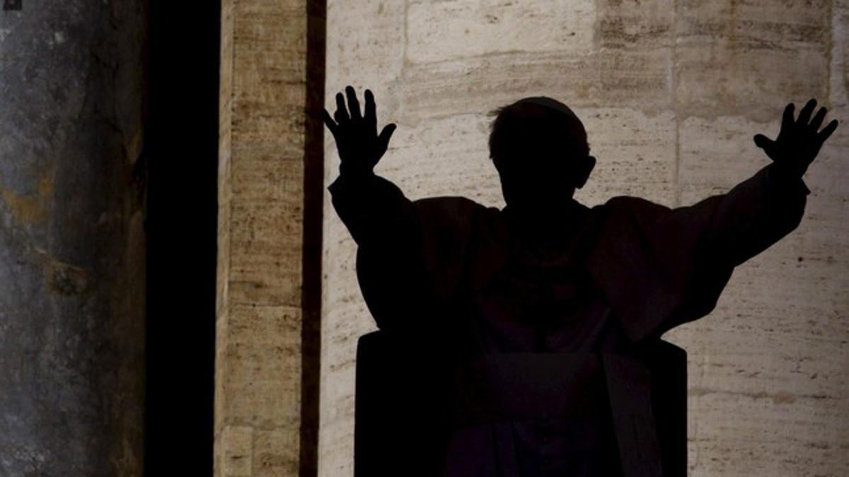 El papa Benedicto XVI, de espaldas, saluda a los fieles congregados en la plaza de San Pedro del Vaticano, el miércoles.