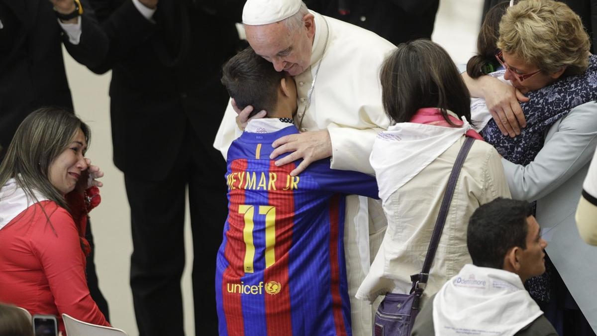 El papa Francisco, este jueves, abrazando al niño que viste la camiseta del Barça.