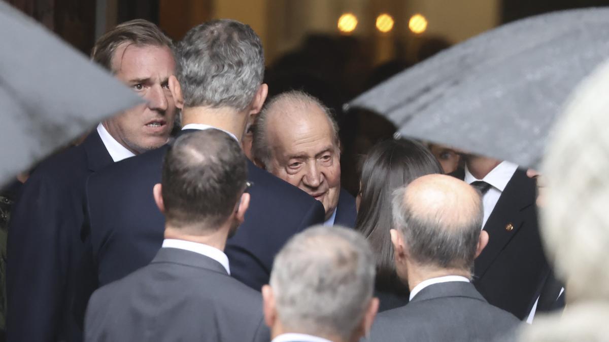 Los reyes Felipe y Letizia vuelven a reencontrarse con los eméritos en el funeral de Fernando Gómez-Acebo