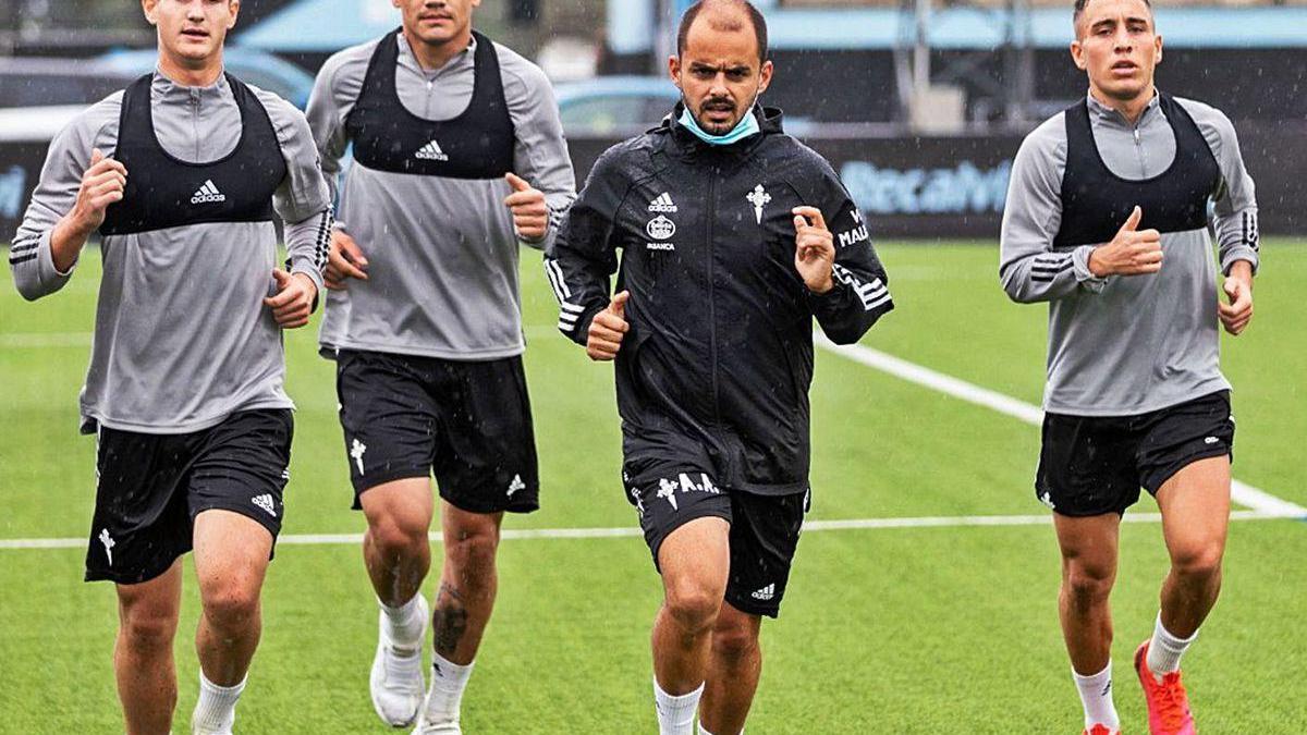 Emre Mor, derecha, junto a Andújar, el &#039;Toro&#039; Fernández y Baeza, ayer, en A Madroa.