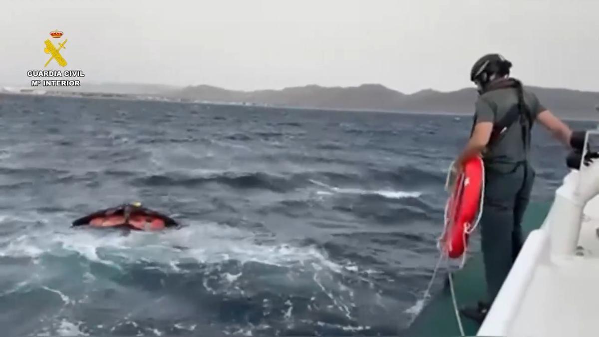 Vídeo | Así ha sido el espectacular rescate de la Guardia Civil a un 'wingfoiler' en Cabo de Gata