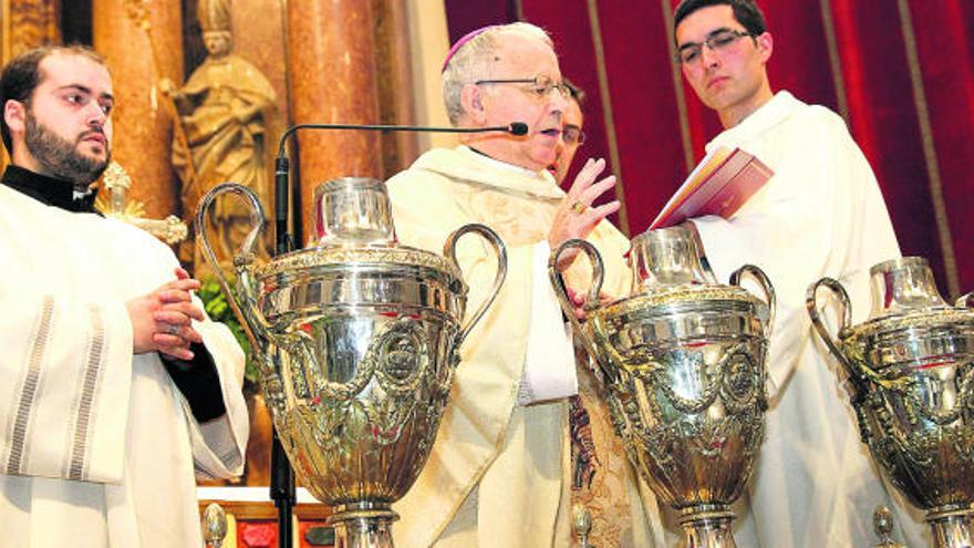 El obispo de Zamora, Gregorio Martínez, en la bendición de los óleos durante la Misa Crismal en la Catedral.