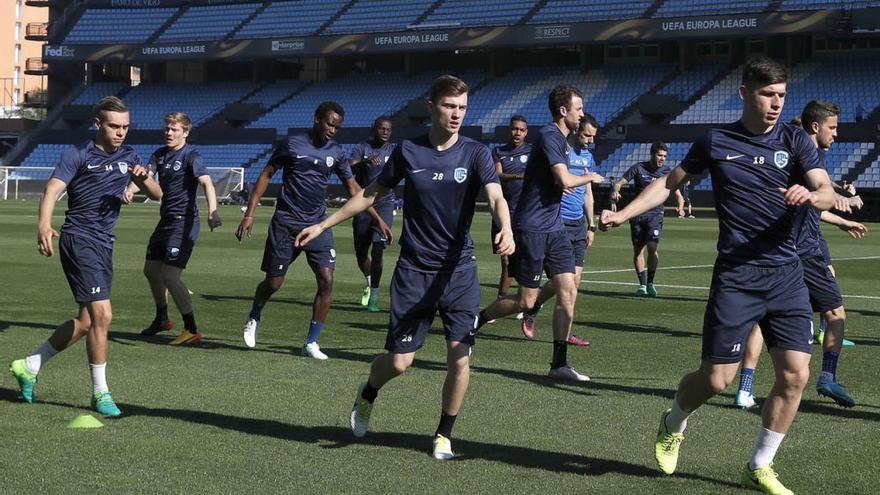 El Genk, entrenando ayer en Balaídos // R. GROBAS