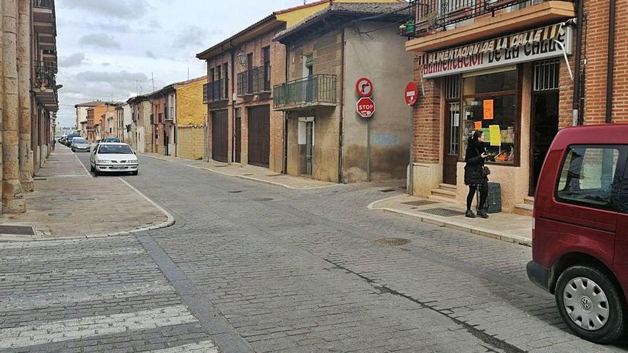 Una clienta se dispone a acceder a un comercio del sector de la alimentación de la ciudad.