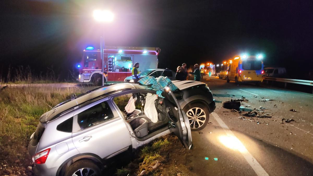 Uno de los vehículos implicados y los medios de emergencias desplazados hasta el lugar del accidente