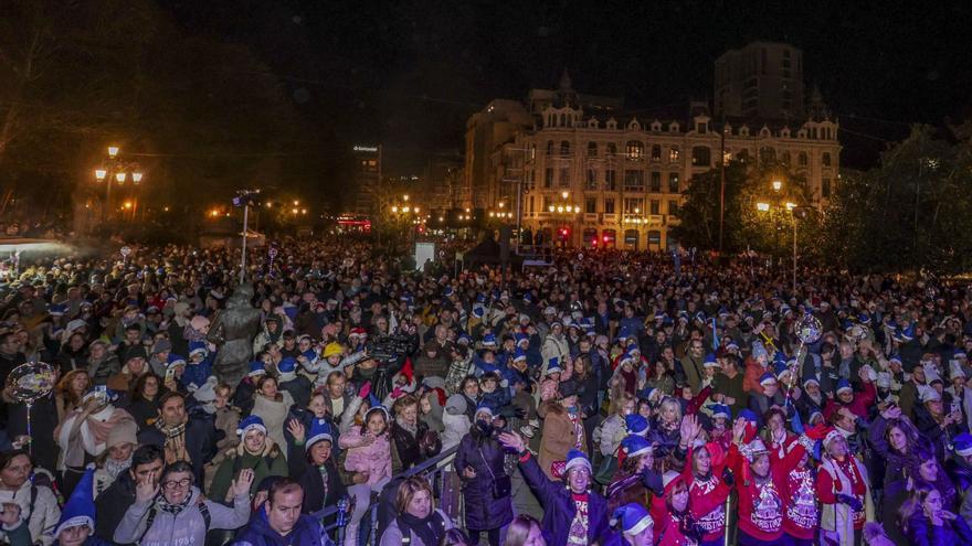 Público congregado en Uría, en diciembre del año pasado, para asistir al encendido de las luces de Navidad. | Irma Collín