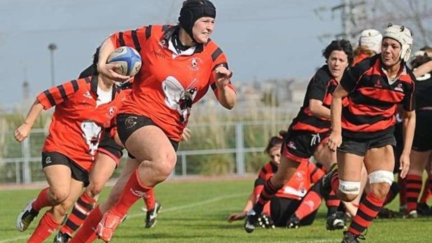 Rocío Eiras conduce el oval en un partido de las &quot;abellonas&quot;.