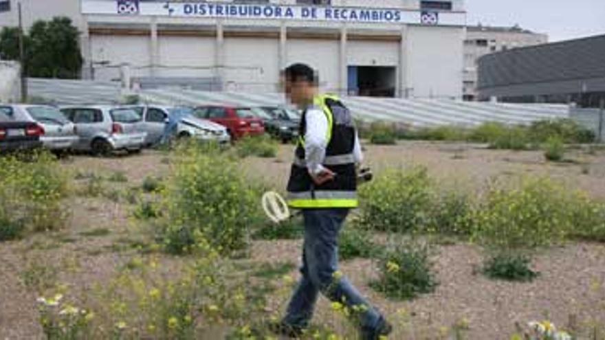 Hallan a un hombre muerto apuñalado en una calle de Suerte de Saavedra, en Badajoz