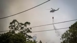 Las espectaculares maniobras de los helicópteros que luchan contra el incendio de Tenerife