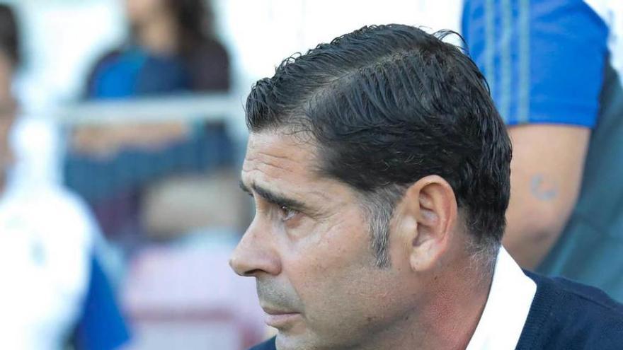 Fernando Hierro, sentado en el banquillo de Montilivi.