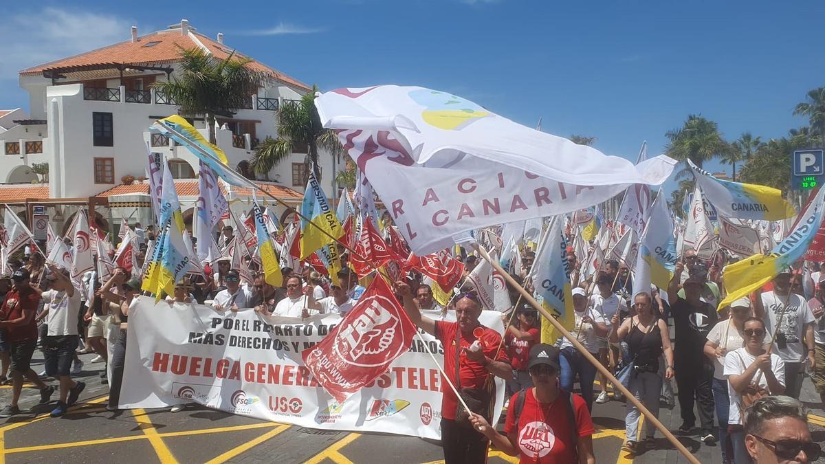 Miles de personas se manifiestan en el sur de Tenerife en apoyo de la huelga del sector turístico