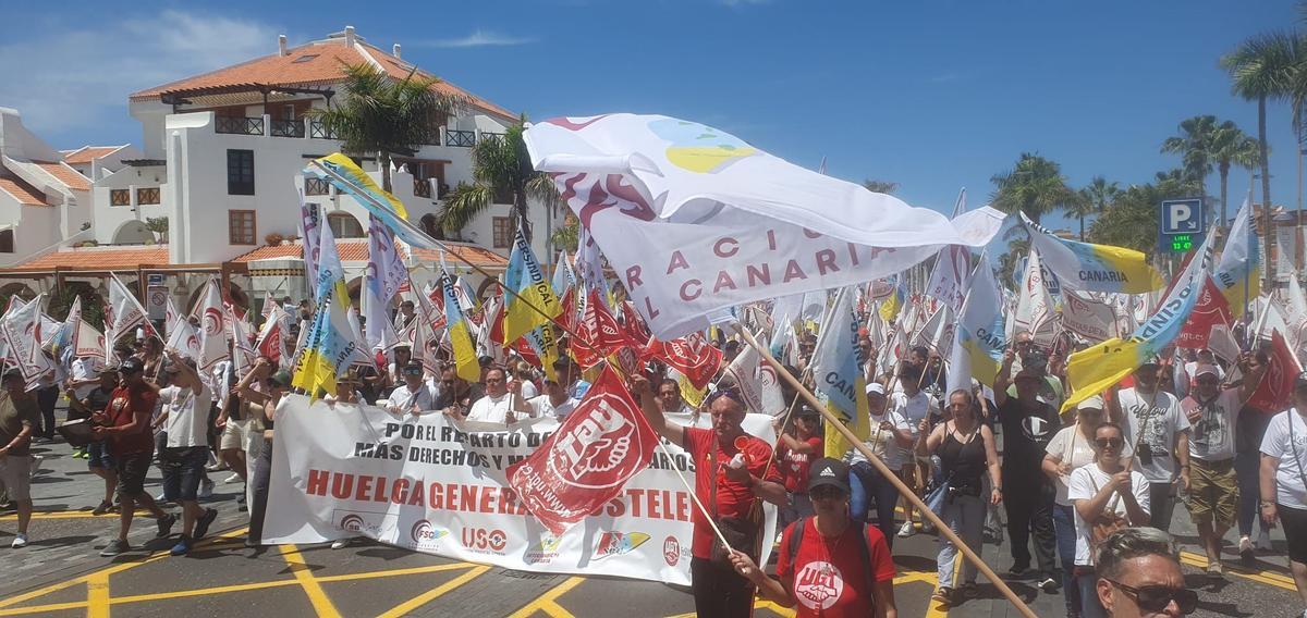 Miles de personas se manifiestan en el sur de Tenerife en apoyo de la huelga del sector turístico