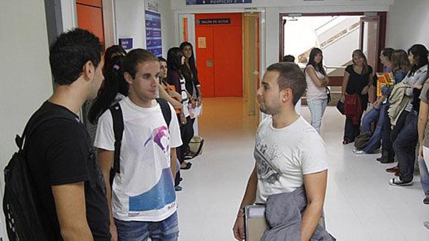 Tres estudiantes de primero de Enfermería en la jornada de bienvenida.