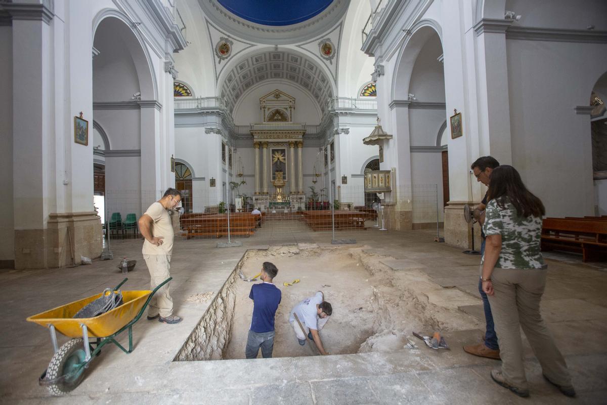 Excavación arqueológica realizada este verano en la Iglesia, que ha sacado a la luz una acequia