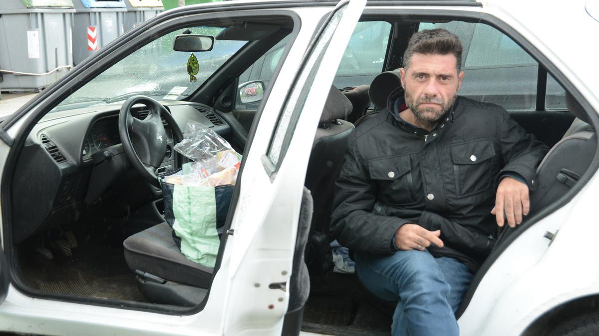 Francisco Soto en el interior del coche, con una bolsa de comida en el asiento delantero.