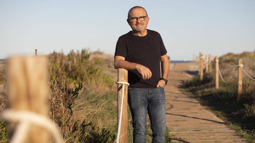 Antoni Gómez, en la playa del Port de Sagunt.