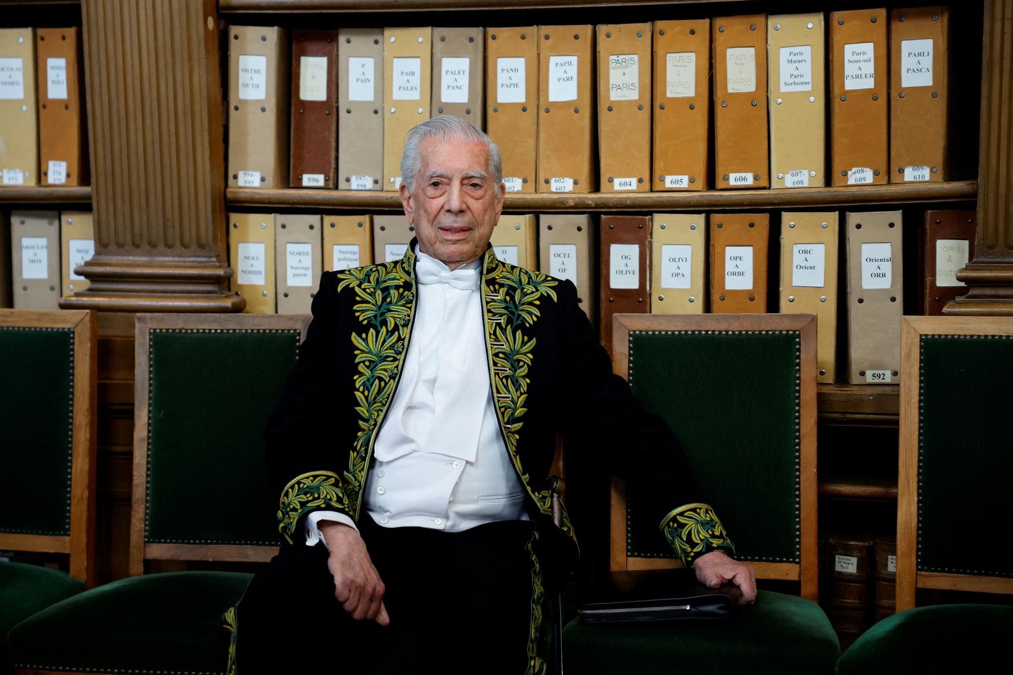 Mario Vargas Llosa, antes de la ceremonia de ingreso en la Academia Francesa