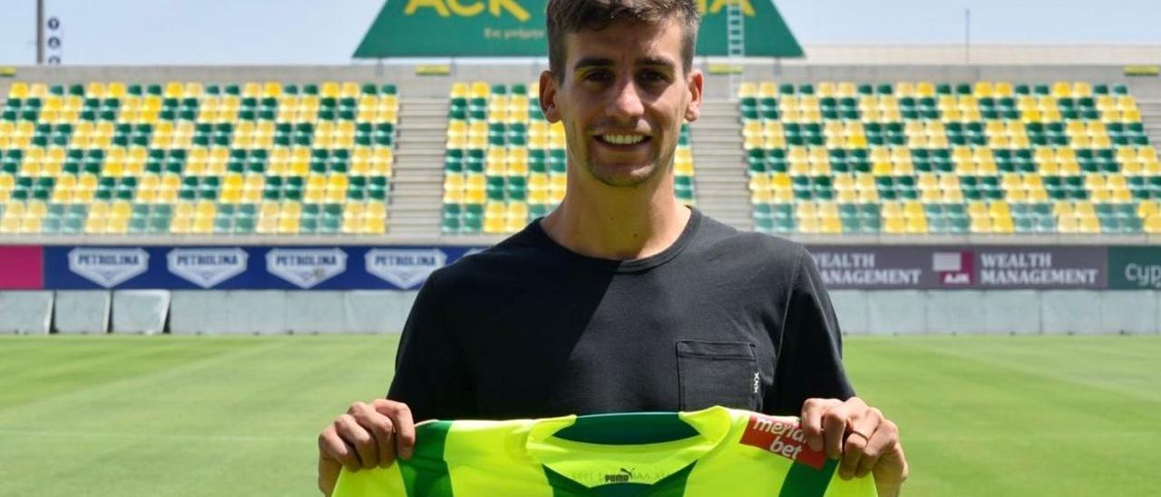 Pere Pons, el dia de la seva presentació amb l&#039;AEK Larnaca xipriota.