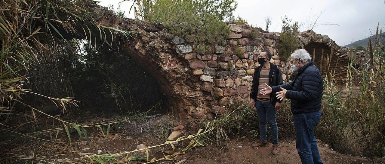 Los cronistas valorando el estado en el que se encuentra el puente. | DANI TORTAJADA