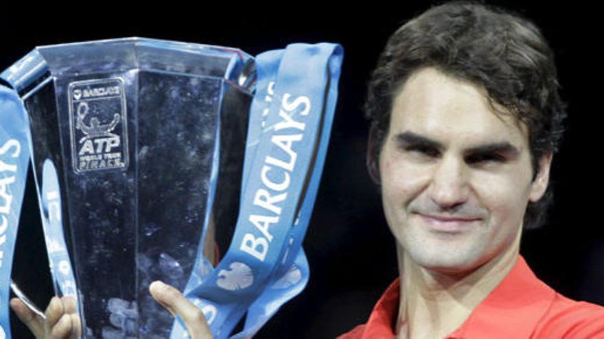 Roger Federer sostiene el trofeo del &quot;Torneo de Maestros&quot; de Londres tras ganar la final a Nadal.