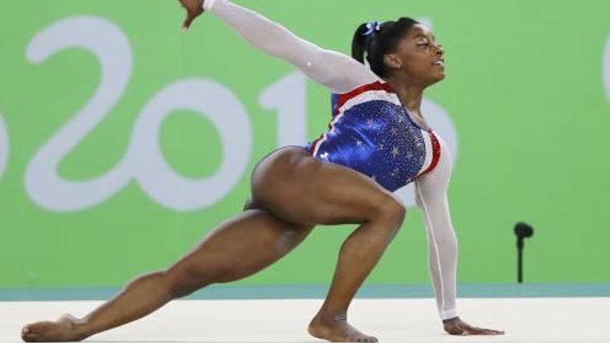 Simone Biles durante la final del concurso completo individual donde logró su segundo oro.